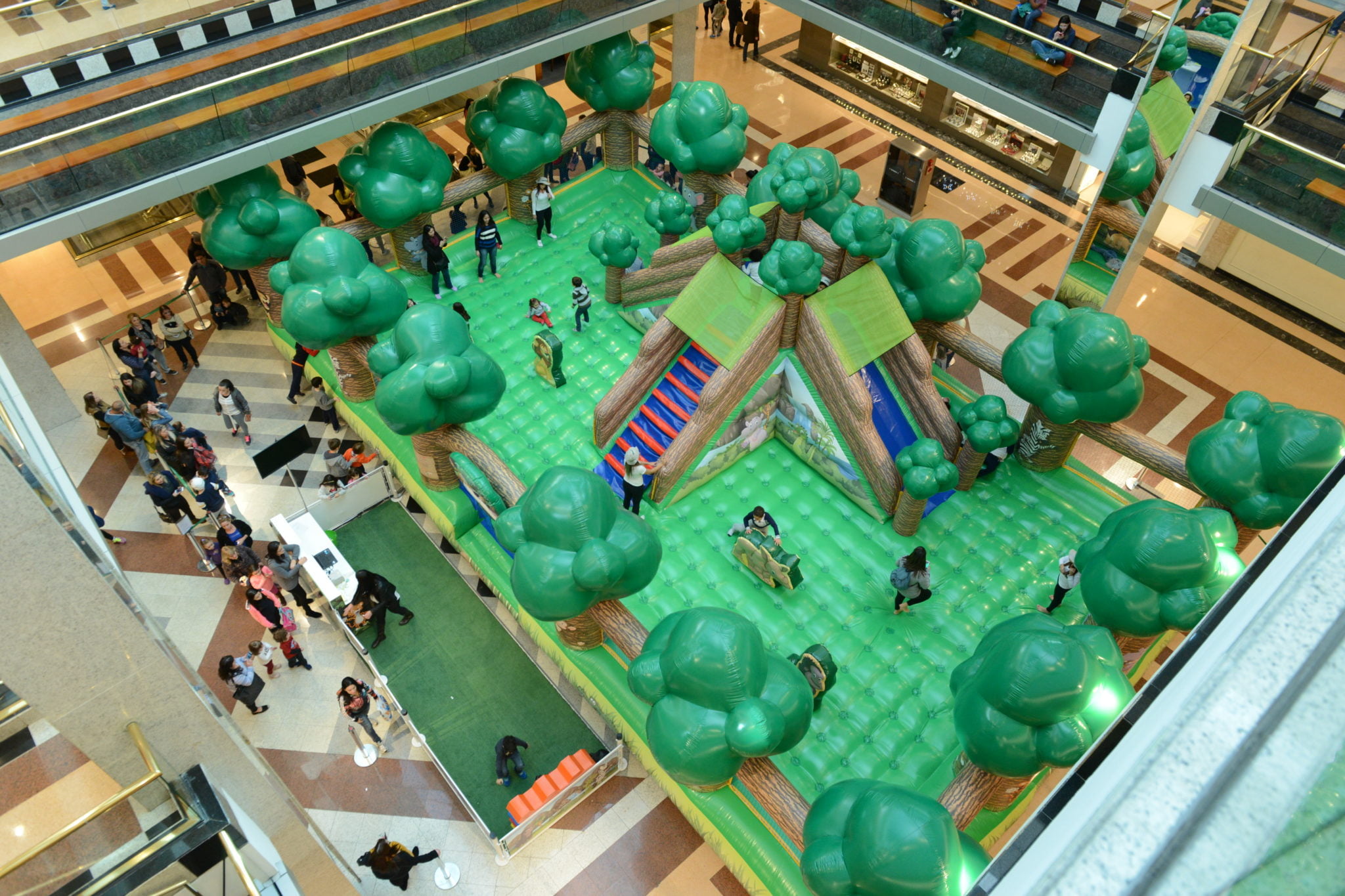 Pula-Pula gigante anima as férias em São Paulo